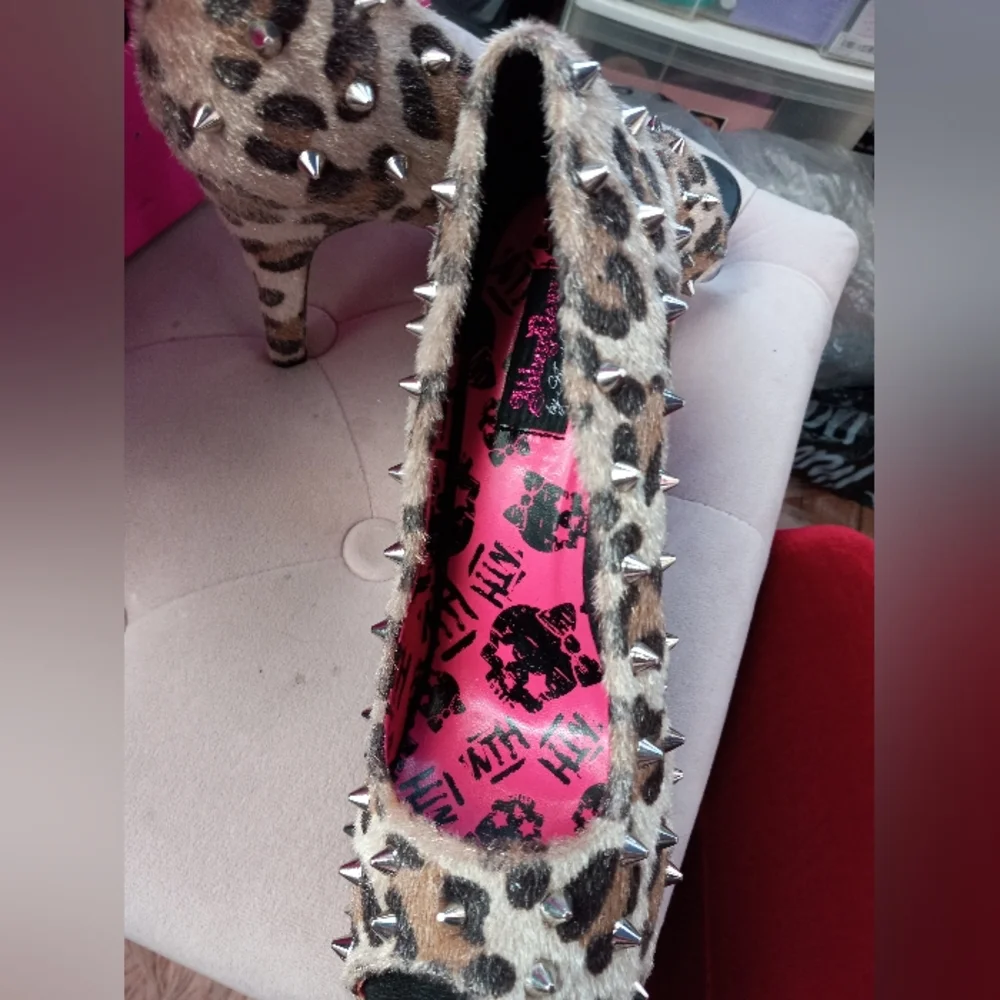 Fuzzy studded leopard print punk rock peep toe heels! - Picture 3 of 9